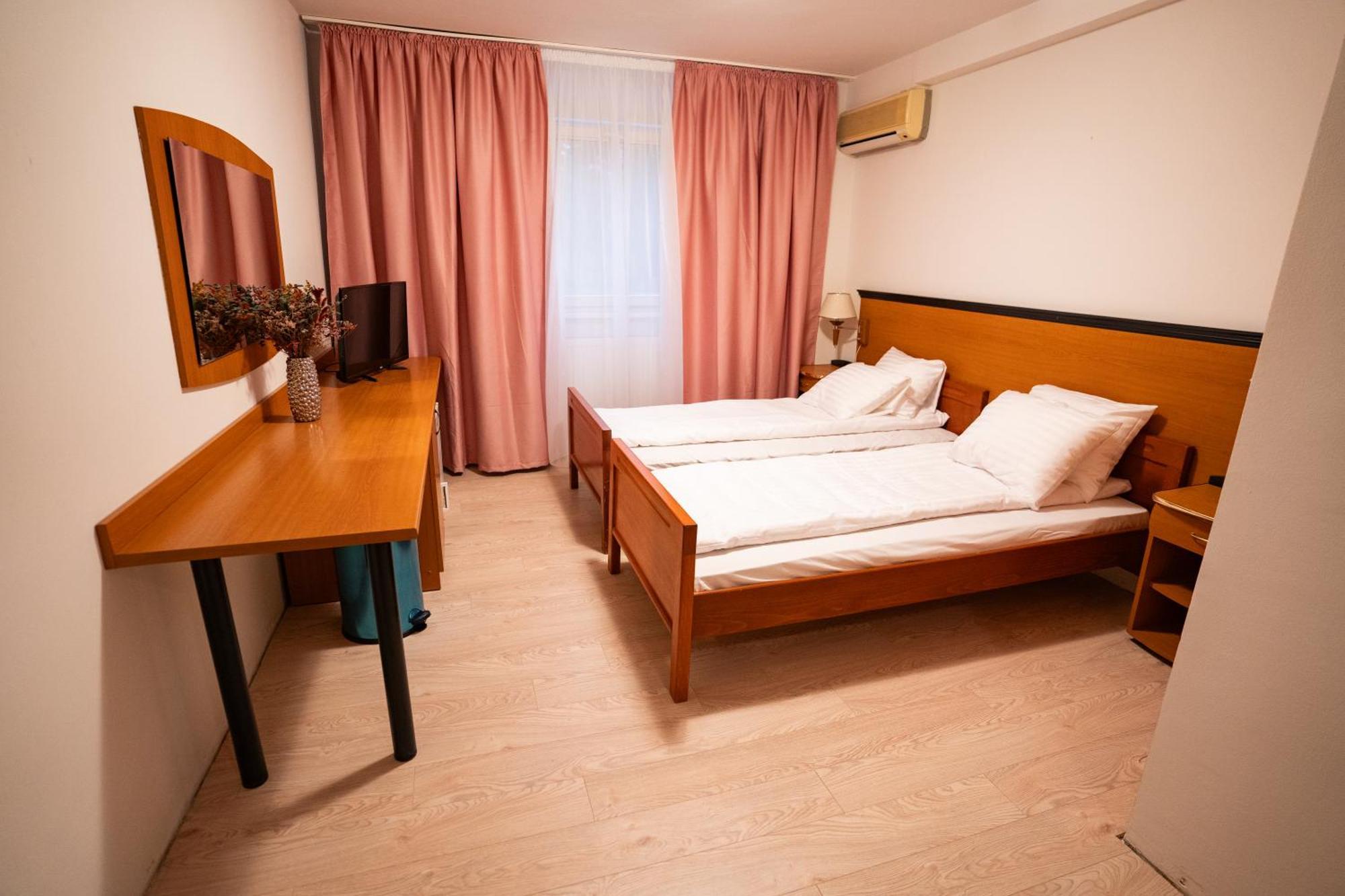 Hotel Royal Plaza By Timhotels Timisoara Bagian luar foto