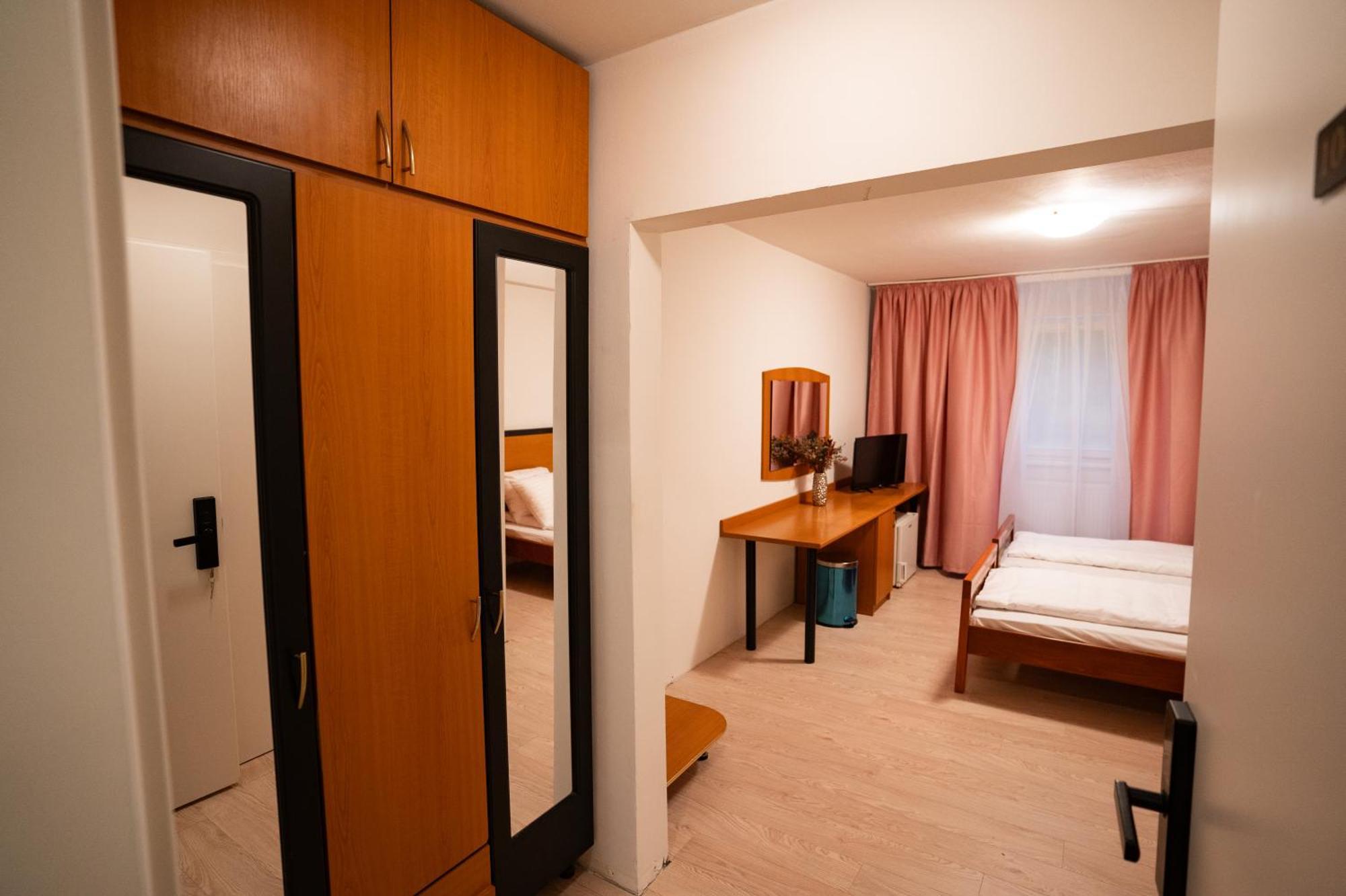 Hotel Royal Plaza By Timhotels Timisoara Bagian luar foto