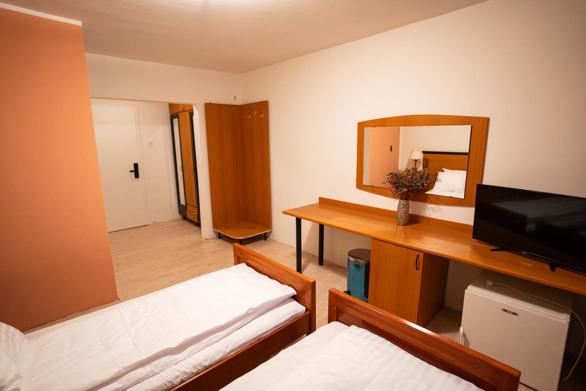 Hotel Royal Plaza By Timhotels Timisoara Bagian luar foto